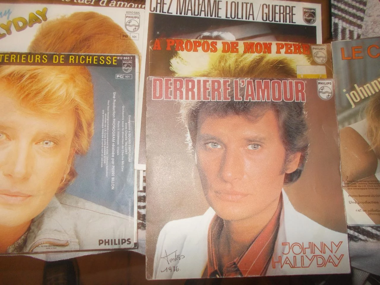 Magnífico lote de 60 discos de vinilo de 45 rpm (sencillos / EP) de Johnny Hallyday. – photo 11